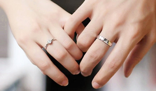 中指戴戒指说明什么，左手代表订婚了右手代表热恋中